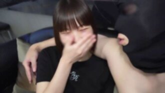 【初次拍攝】一位19歲的音樂系學生，經驗尚淺。她個子不高，但正值青春期，渴望表現得更成熟。一位年長男子的硬挺陰莖探索著她年輕的身體。