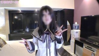我請了Y-san，一位身材苗條、容貌美麗、性格內向、略帶憂鬱的coser，她在服裝業工作，cosplay《魔法少女小圓》中的焰。自慰版