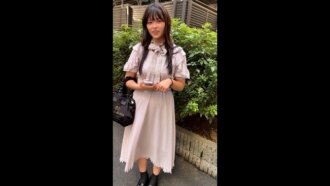 我搭讪了一个长得像西野七海的女孩，结果发现她竟然是个老师！ ！看来她没什么机会认识人，所以我们最后去了她家喝酒，然后我就在她体内射精了。