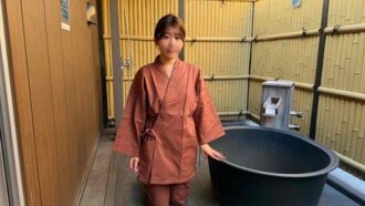 [Tidak] Seorang pelayan di ryokan (penginapan Jepang). Seorang wanita cantik berkulit putih, langsing, dan anggun. Seorang wanita penuh nafsu dengan sosok menakjubkan yang menggoda...