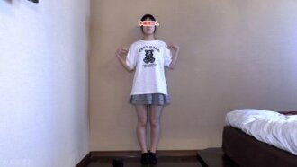 【素人初次拍攝 - 完整影片露臉】一位只有一次經驗的可愛素人。她敏感的身體被挑逗，當使用假陽具並按壓她的腹部時，她開始達到多次高潮。她還被內射和肛交，就像自動櫃員機一樣。