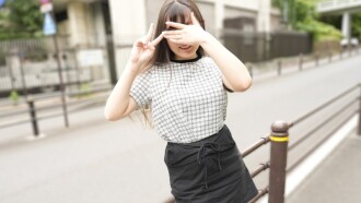 一位资深女兵吐著舌头，摆出比出和平手势的颜艺表情。