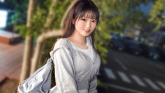 “一个喜欢成熟男人的早熟女孩。在成人影院里被成熟男人包围时，她会兴奋不已。她的阴部被抚摸会让她高潮，臀部被扭动也会让她高潮，她全身都是性感带，无论你对她做什么，她都会高潮！【初次拍...