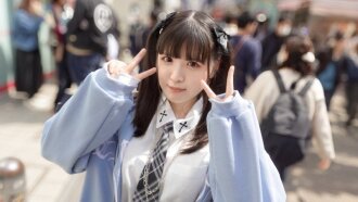 « Une fille qui traîne à Harajuku a postulé car elle voulait vivre une expérience sexuelle incroyable ! Cette fille mignonne, un peu fantasmée, avec ses couettes, était incroyablem...