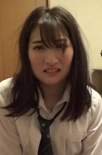 她拼命地把兩根陰莖塞進嘴裡！高中女生參與3P性愛場景