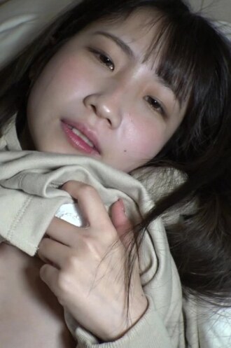 一个皮肤白皙的高中女生会用口交来安抚你。