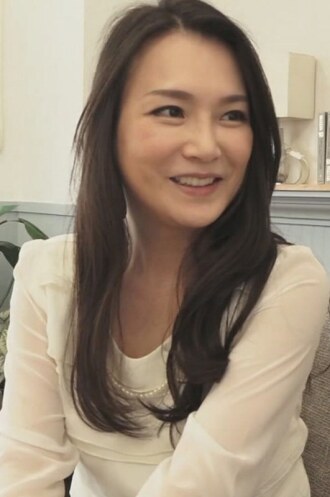 她長相甜美，但很容易被挑逗！一個性慾旺盛的妻子，迫不及待地想要做愛。